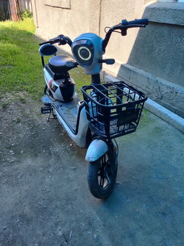 электрические велосипед: Продаю скутер, электрический. Заряда хватает на 30-40 км. Макс