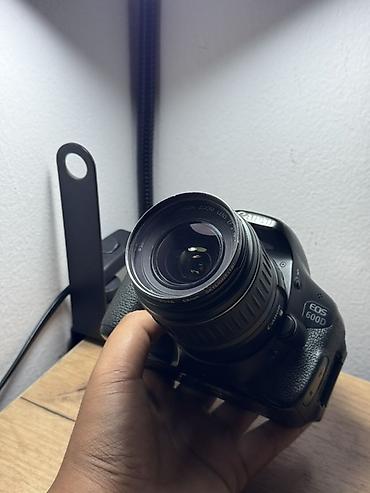 micro cd: Canon EOS 600D с объективом Canon Zoom Lens EF-S 18–55mm. Зеркальная — 1