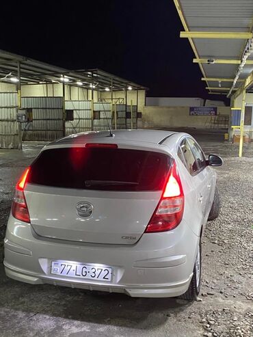Hyundai: Hyundai i30 CRDi, gümüşü rəng, hetçbek kuzov. Xüsusiyyətlər: - Dizel — 14
