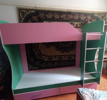 мебель в токмаке: Срочно продаю двухъярусную, прочную просторную кровать с двумя