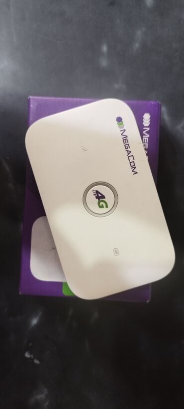 huawei модем: Компактный 4G LTE Wi-Fi роутер Megacom белого цвета. Подходит для