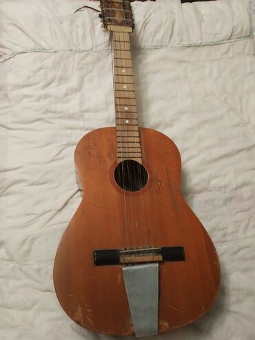 маленькая 6 струнная гитара: Продаю гитару 12 струнная, состояние не новое, но рабочая за 10 тыс