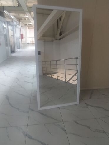 Зеркала: Продаю зеркало стоячие с ножкай можно повесить на стену размер 190 на
