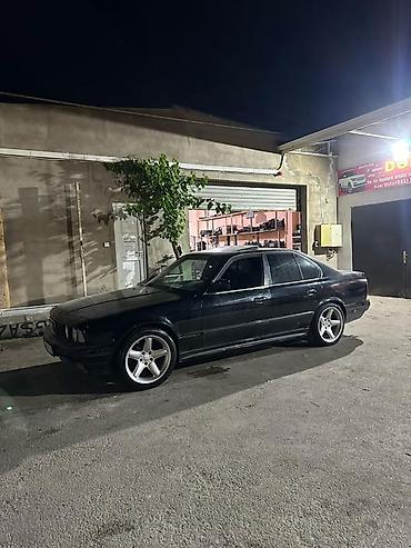 ağ bmw sekilleri: BMW sedan, qara rəng, klassik kuzov dizaynı. - 4 qapı, arxa ötürücülü — 2