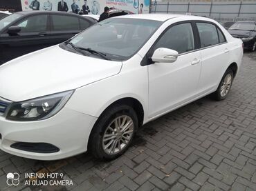 легковой машина: Белый седан BYD Qin, оснащенный четырехдверным кузовом, идеально
