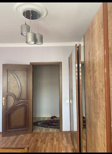 Uzunmüddətli kirayə mənzillər: Mənzilin təqdimatı: - Geniş və işıqlı zal: divara quraşdırılmış — 7