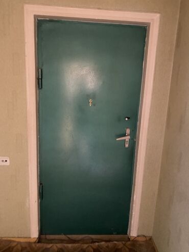 seyf qapi bezekleri: Yaşıl rəngdə möhkəm metal giriş qapısı. Qapıda iki ayrı kilid