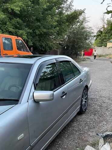 лобовое стекло на мерс 210: Mercedes-Benz 220: 1997 г., 2.4 л, Механика, Бензин, Седан