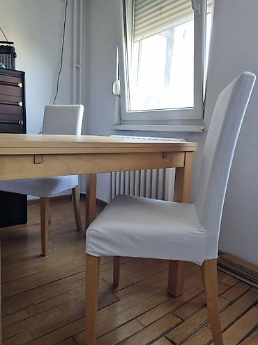 forma ideale ugaone komode: Ikea drveni sto na rasklapanje i četiri stolice. Dimenzije stola: kad — 4