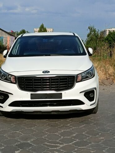 продаю или меняю на недвижимость: Белый минивэн Kia Carnival с просторным салоном и кожаными сиденьями