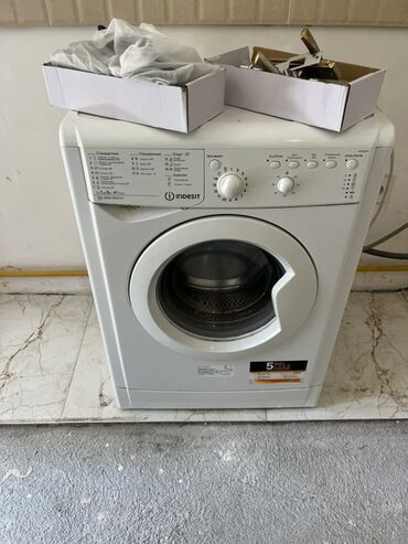 plesdeyşin 5: Paltaryuyan maşın Indesit, 5 kq, Avtomat, Qurutmasız