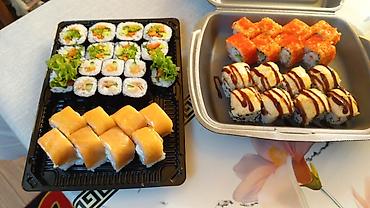 Готовые блюда, кулинария: Сеты роллов и суши - Классические и запечённые роллы: с лососем — 18