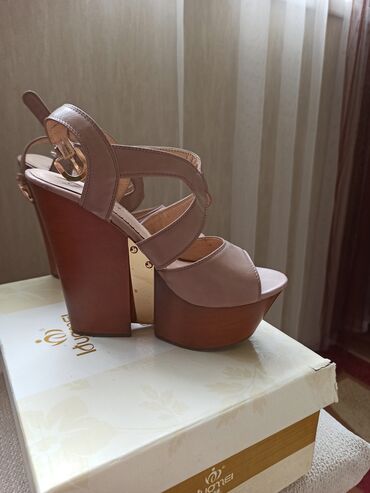 женская обувь б: Кожаные босоножки на платформе 36 размер