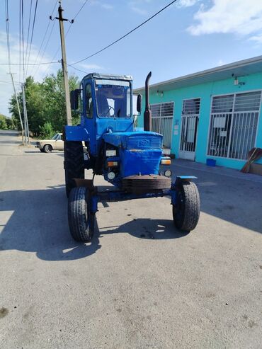 Traktorlar: Bu universal traktor kənd təsərrüfatı, tikinti və digər fəaliyyətlər