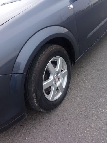 Opel: Opel Astra H – 5 qapılı hetçbek Xüsusiyyətlər: - Kuzov: tünd göy — 2