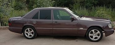 токмок бмв: Седан Mercedes-Benz темного цвета с тонированными задними окнами