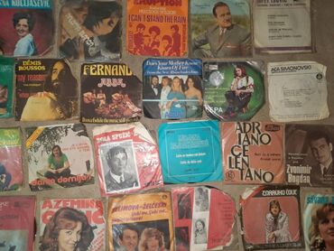Kasete, CD i DVD: Velike i male gramafonske ploce. Oko 150 velikih i 350 malih. Prodaju — 3