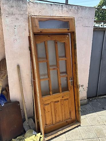qapi ve pencere: 2 ədəd Taxta giriş qapısı və üst transom şüşəsi ilə - Material: təbii — 2