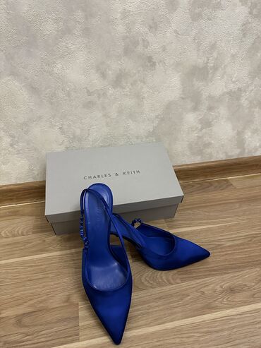 Basanoşka və səndəllər: Charles&Keith, Ölçü: 39, rəng - Göy, Yeni