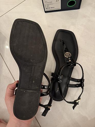 Basanoşka və səndəllər: Tommy Hilfiger qadın sandaleti - Model: barmaqarası (T-strap) sandal — 2