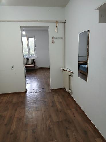 Долгосрочная аренда комнат: Сдаётся небольшая комната-студия. Планировка и оснащение: - Жилая — 4