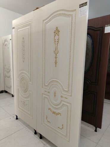 Otaq qapıları: Klassik dizaynlı daxili qapılar - Rəng: krem/ivori tonlarında -