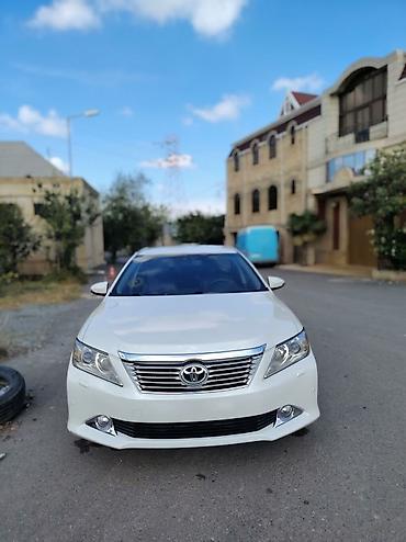disk teker satisi: Toyota Camry – ağ rəng, sedandır. Şəhərdaxili və magistral yollarda — 1