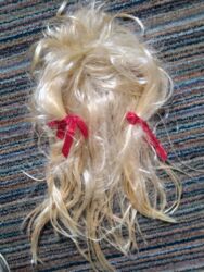 Aksesoari za kosu: Prodajem svetloplavu perikudugačkusa crvenim mašnicama . Nema — 3