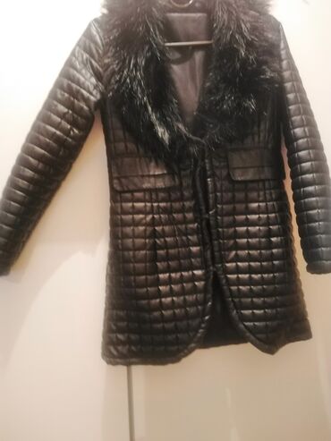 ps jakne zimske: Crna jakna (imitacija kože) prostepana, tanjeg materijala, duza, kao