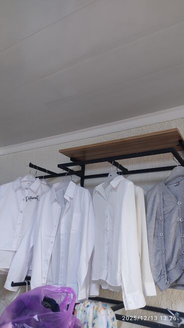 Кронштейны, стойки: Продается торговое оборудование для магазина одежды. Рассчитан до — 7