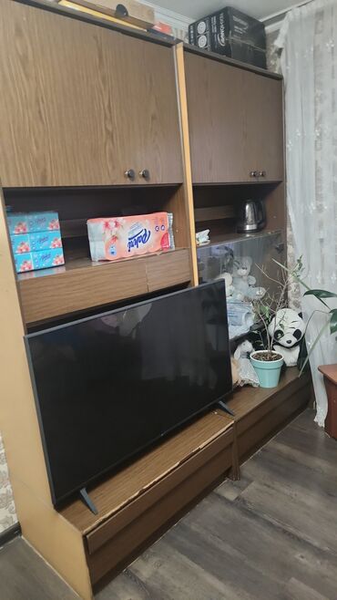 сочетание цветов в кухонной мебели: Стенка из двух секций, выполненная в коричневых тонах. Левая секция