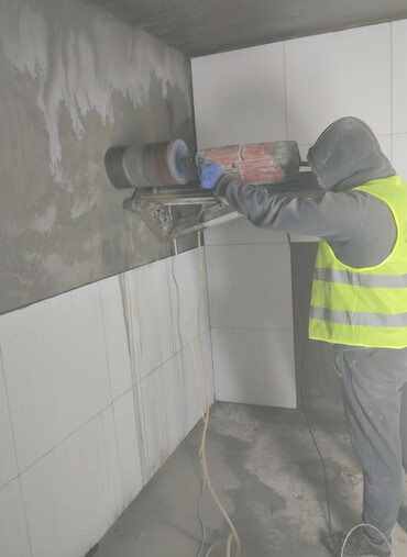 Tikinti işləri: Beton kəsmə ve desme xidməti. Beton kəsmə və desme isderi görürük — 1