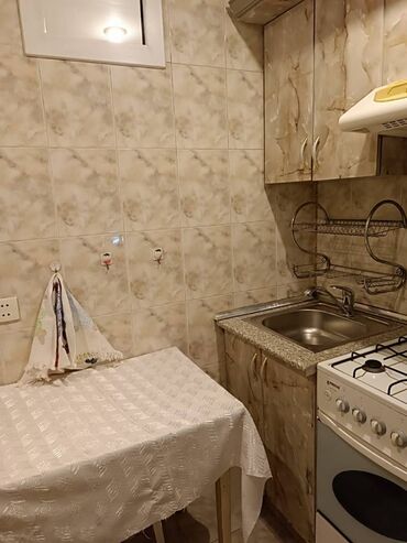 Uzunmüddətli kirayə mənzillər: Sabunçu rayonu,Razin qəsəbəsi,74 nomrəli məktəbin yanında, 5 — 6