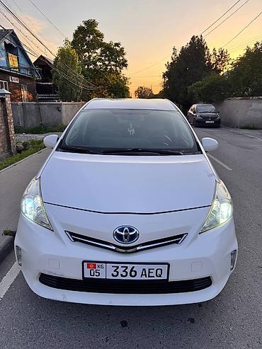 обмен на легковушку: Toyota Prius V: 2013 г., 1.8 л, Вариатор, Гибрид, Универсал — 1