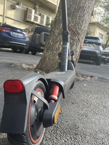 Samokatlar: Qara rəngdə olan Xiaomi Max elektrik skuterini təklif edirəm. Skuterin