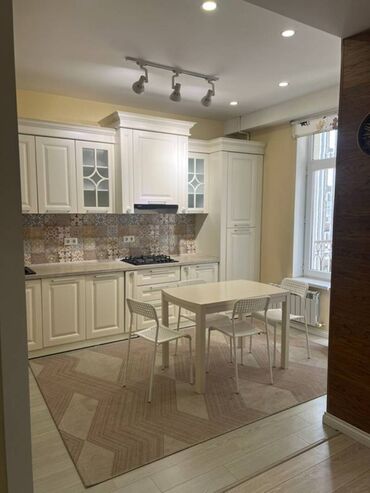 продаю 2х команатную квартиру в 7 мкр: 2 бөлмө, 70 кв. м, Элитка, 7 кабат, Евроремонт