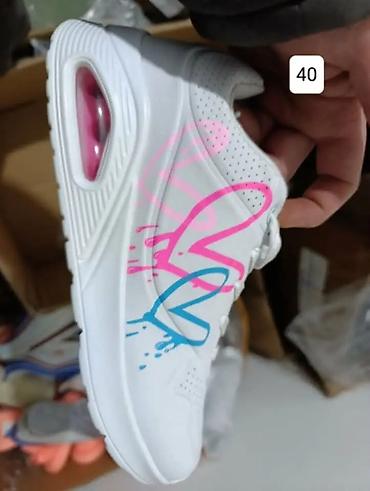 all star patike duboke: Bele sportske patike sa vazdušnim jastukom u đonu i grafitnim printom — 1