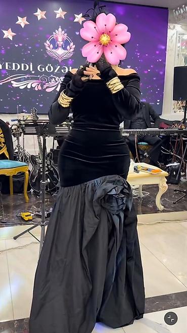 Qadınlar üçün qara gecə libası - Model: off-shoulder, uzun, bədənə