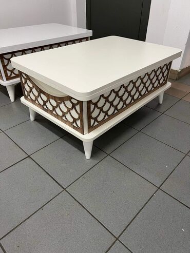 Stolovi: Dostupne su 4 boje, Dimenzije stola su 60x90, a kada se rasklopi — 6