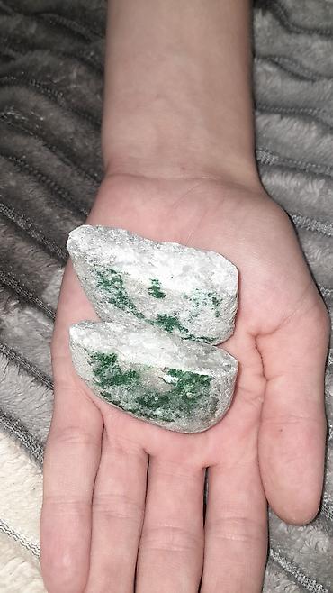 tebii deri: Təbii mineral nümunəsi – iki hissəyə bölünmüş kvars geodası - — 2