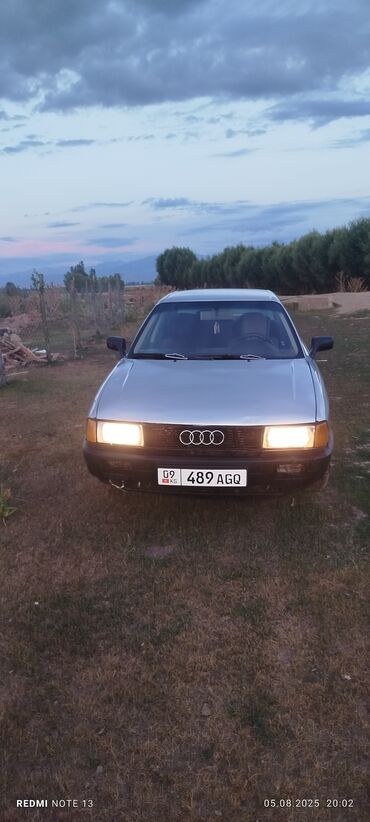 с связи с переездом: Автомобиль Audi 80, представляющий собой четырехдверный седан. Модель