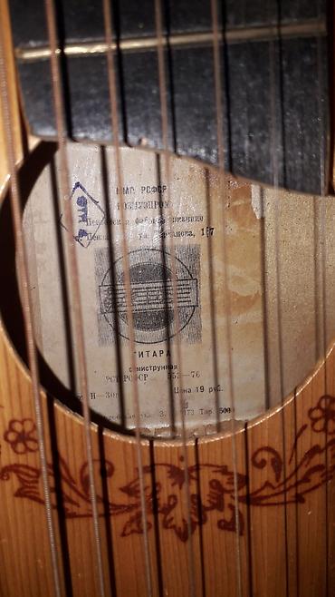 gitara qara: Sovet istehsalı 7 simli rus gitarası - Korpus: yuxarı deka ağacdan — 1