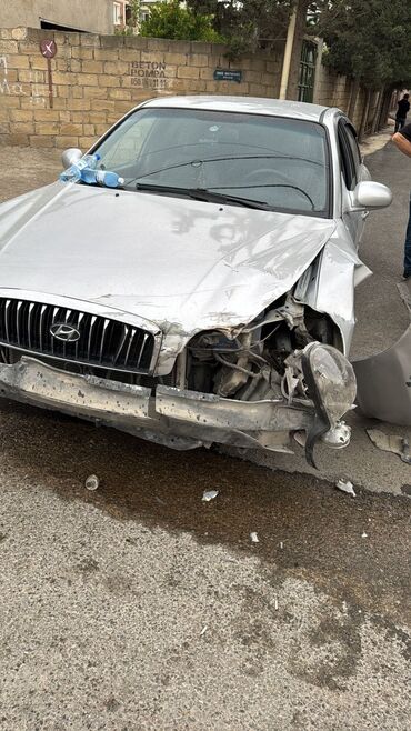 tap.az qezali masinlar: Gümüşü rəngli Hyundai Sonata avtomobili, ön hissəsindən zədələnmişdir