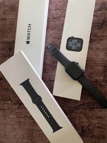 эпл вотч се 2: Умные часы Apple Watch с корпусом черного цвета и черным силиконовым