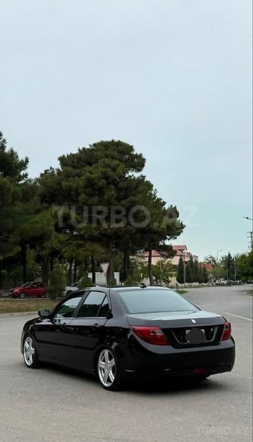 sedan avtomobil: Model: Sedan (qara rəng), 4 qapı Xüsusiyyətlər: - Aqressiv dizaynlı — 2