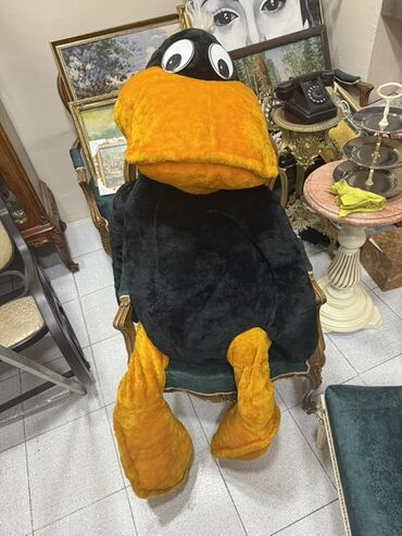 klassik uşaq şalvarları: Böyük ölçülü Daffy Duck yumşaq oyuncaq. Qara rəngdə bədənə və narıncı