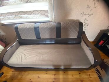Диваны: Продается раздвижной диван с двумя креслами чистый ни одного