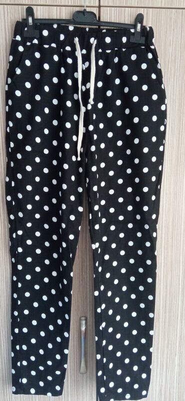 pantalone produzen model: Nove,tufnaste pantalone,napred sa kosim džepovima,struk