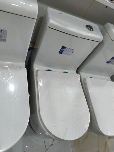 Mətbəx çanaqları: Ağ rəngdə, müasir dizaynlı unitaz. Evdə və ya ofisdə istifadə üçün