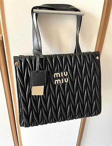 lil solid accessories: Miu Miu ženska torba u crnoj boji, sa prepoznatljivim reljefnim — 3